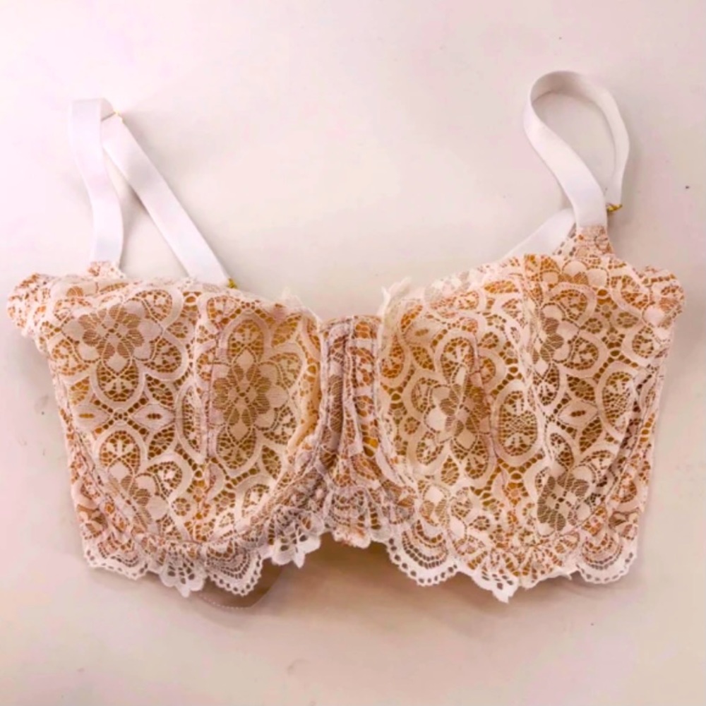 🎯 SOLD🎯 
BRAVISSIMO LACE AND TAN BRA - SIZE 30G